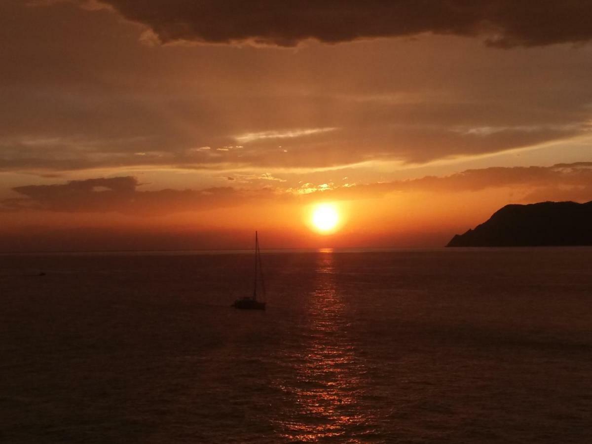 Ca'La Luna - In Centro Con Terrazza Riomaggiore Exterior foto